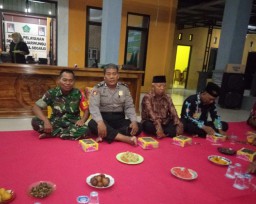 Babinsa Koramil 0816 /11 Tarik Hadiri Serah Terima Kades Banjarwungu
