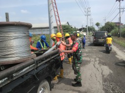Babinsa Koramil 0816/09 Krian bersama petugas PLN bantu Pasca bencana