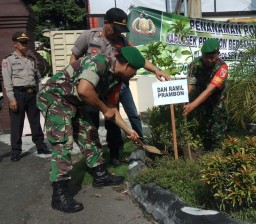 Peduli lingkungan, Koramil dan Polsek Prambon laksanakan penghijauan