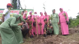 Anggota Koramil 0816/09 Krian bersama Polri Peduli Penghijauan