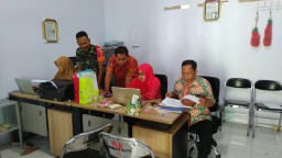 Personil Koramil 0816/08 Jabon Komsos Dengan Perangkat Desa
