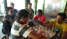 Keakraban Babinsa Desa Kupang Dengan Warga Binaannya di Warung