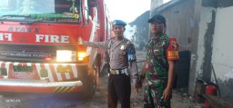 Babinsa koramil 0816/10 Balongbendo bantu warga padamkan api