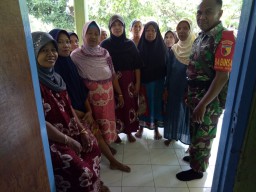 Babinsa Ramil 0816/13 Pendampingan pada Lansia Saat Pelayanan posyandu