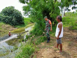 Keikutsertaan Babinsa Dalam Pembersihan Sungai Untuk Mencegah Banjir.