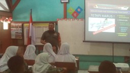 BABINSA KORAMIL 0816/14 TAMAN MEMBERIKAN MATERI WASBANG