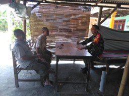 Senyum Teritorial Sebagai Wujud Keakraban Babinsa Koramil 0816 /11 Tarik De