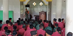 Anggota Koramil0816/10 Balongbendo berikan materi wawasan kebangsaan
