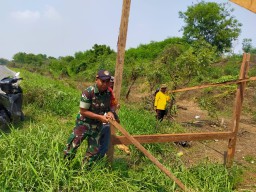 Babinsa Turut Serta Bangun Pos Ronda di Desa Balongtani