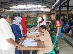 Babinsa Prambon hadiri kegiatan penyerahan 300 sertifikat program PTSL