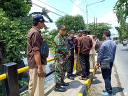 Danramil 13/Wonoayu cek dan pantau limbah di sungai ds jimbaran weta