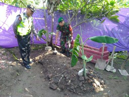 Babinsa dan Polsek Prambon melaksanakan Pengamanan pembongkaran Makam