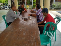 Sinergitas Babinsa dan Babinkamtibmas melaksanakan Anjangsana Ke Desa