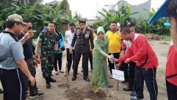 Dandim 0816/Sidoarjo dan ibu laksanakan penghijauan di Koramil Waru