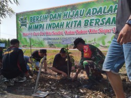 Babinsa Ramil 09 Krian dan warga peduli lingkungan bersih dan hijau