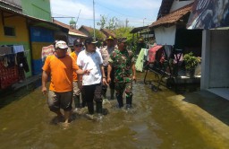 Danramil dan ForkompimkaTanggulangin tinjau Lokasi Banjir Di Wilayah