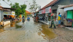 Babinsa Koramil 06/ Tanggulangin Monitor Warga Terkena Dampak banjir
