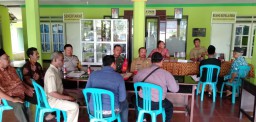 Babinsa Monitoring Pendaftaran Calon Kades Di Desa Jiken