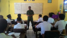 Babinsa Koramil 0816/11 Tarik Tanamkan Materi Wasbang pada Siswa