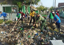 Ramil 06/Tanggulangin Karya Bhakti Bersama Warga bersihkan sisa banjir