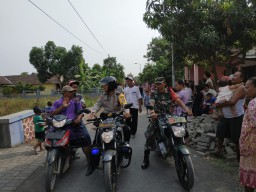 Babinsa Dan Bhabinkamtibmas Melaksanakan PAM Arak-Arakan
