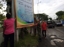 Babinsa Jabon dan Satpol PP Tertibkan Pemasangan Reklame.