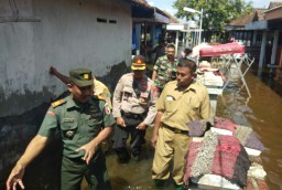 *Danramil 0816/06 Tanggulangin dan forkopimka meninjau Lokasi Banjir
