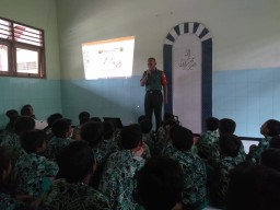 Babinsa koramil 0816/01 Sertu Subani ajarkan wasbang di Sdn Lemahputro