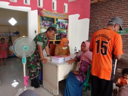 Babinsa Dan Bidan Desa Kecamatan Jabon mengadakan Posyandu Lansia