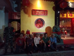 Babinsa 0816/01 pengamanan acara di Klenteng cong hok kiong Sidoarjo