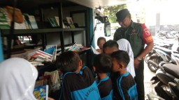 Koramil 0816/17 Gedangan dampingi Mobil Pintar Keliling Di Desa binaan