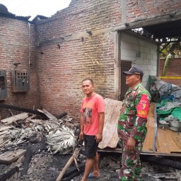 Babinsa Desa Lemujut Bersama Warga Membantu Korban Kebakaran rumah