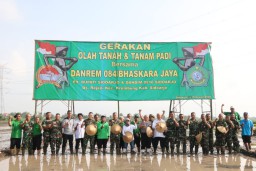 Gerakan olah tanah, tanam padi bersama Danrem 084/BJ di Kec. Krembung