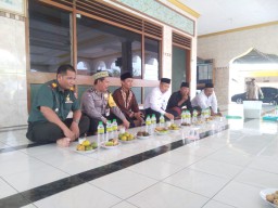 Danramil'07/Krembung Bersama Forkompimka Safari Jum'at di Masjid An - Nur.