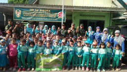 Siswa TK dan Paud Dharma Wanita Kajeksan Kunjungi Koramil Tulangan