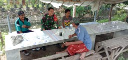 Babinsa Koramil 0816/08 Jabon Komsos Bersama Pemilik Warung