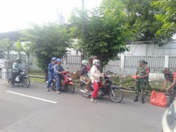 Jumat berkah Koramil 0816/03 buduran dan ILC bagi nasi ke masyarakat