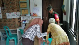 Babinsa Koramil/06 Tanggulangin Dampingi warga pengobatan Gratis