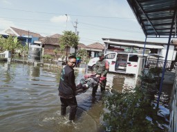 Babinsa Koramil0816/06 Tanggulangin Bantu Evakuasi Warga Yang Sakit