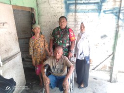Wujud Kedekatan, Babinsa 0816/13 Wonoayu Jenguk Warga Sakit menahun
