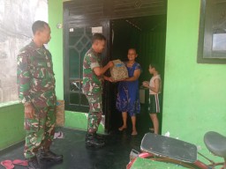 Koramil 0816/13 Wonoayu, Berikan Bingkisan Kepada Keluarga Kurang Mampu