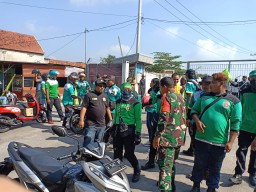 Babinsa Koramil 0816/13 Wonoayu Pantau Demo Buruh