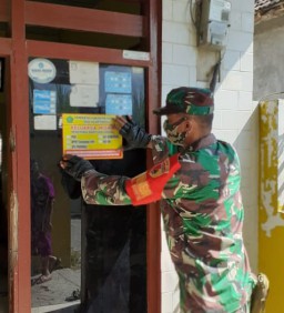Babinsa Prambon dampingi pemdes pasang sticker penerima bantuan