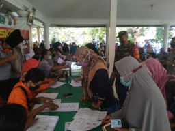 Babinsa Koramil 0816/08 Jabon DS Trompoasri Dampingi Pembagian BST.