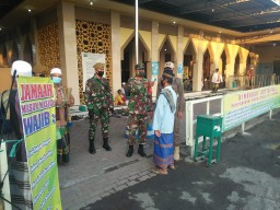 Anggota Ramil0816/07 Krembung Bersama Pasukan BKO Yon Armed 8/ Uddhata Jemb