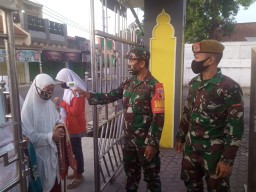 Laksanakan Protokol Kesehatan, Babinsa Koramil 0816/11 Tarik Pantau Pelaksa