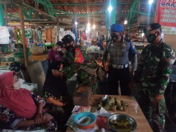 Anggota Ramil0816/07 Krembung bagikan masker
