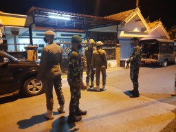 KORAMIL 0816/18 SEDATI IKUTI PATROLI PENEGAKAN DISIPLIN PROTOKOL KESEHATAN