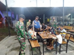 *Anggota Ramil 0816/07 Krembung Dibantu BKO dari Yonkav 3/ Tank Bersama Pol