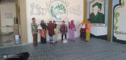 Babinsa 0816/13 Wonoayu Hadiri Baksos Masjid Nurul Yaqin Bagikan Sembako u